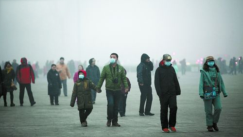 雾霾天气带着口罩的人群